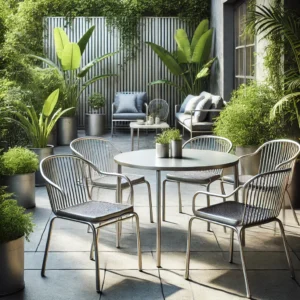 Skandinavisk stil udendørs terrasse med metal havemøbler. Robuste aluminiums- og jernstole samt et bord er arrangeret i et hyggeligt og minimalistisk miljø. Baggrunden indeholder frodige grønne planter, og møblerne fremhæver metallets slanke, industrielle skønhed.