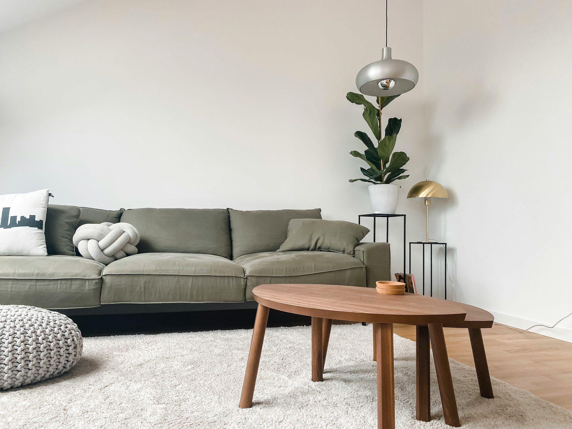 Komfortabel sofa til stuen, der tilbyder optimal støtte og afslapning, perfekt til lange aftener. Denne sofa kombinerer både funktionalitet og stil, hvilket gør den til et must-have møbel i enhver moderne indretning.