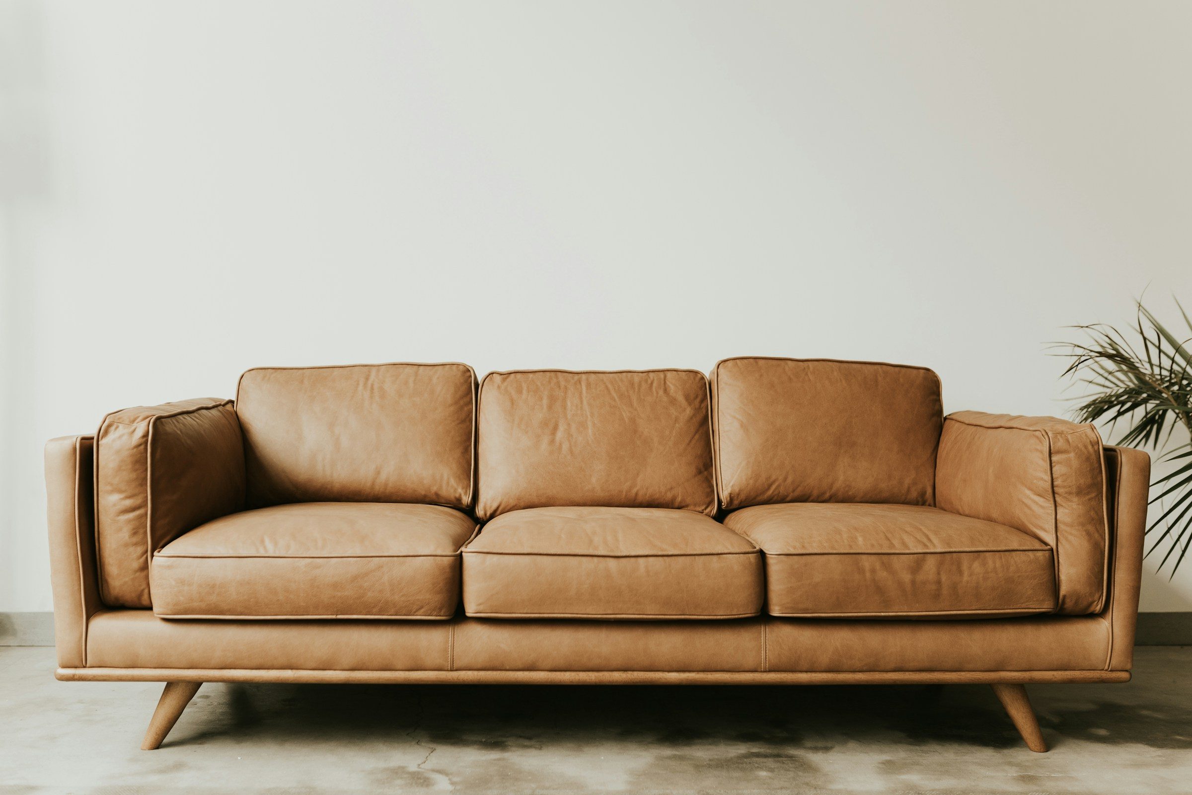 Elegant sofa designet til at blive midtpunktet i din stue. Med sit stilfulde udseende og komfortable polstring tilføjer denne sofa et luksuriøst touch til ethvert rum, ideel til både daglig brug og afslapning.